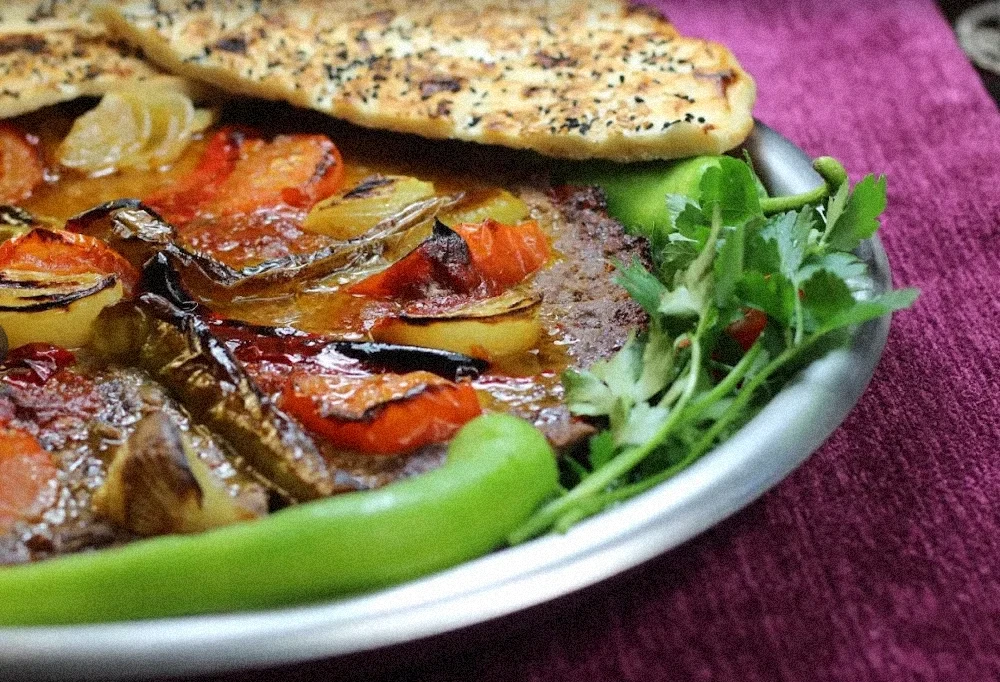 Arabesque — Tepsi-Kebab mit Ofengemüse & Sesam-Fladenbrot