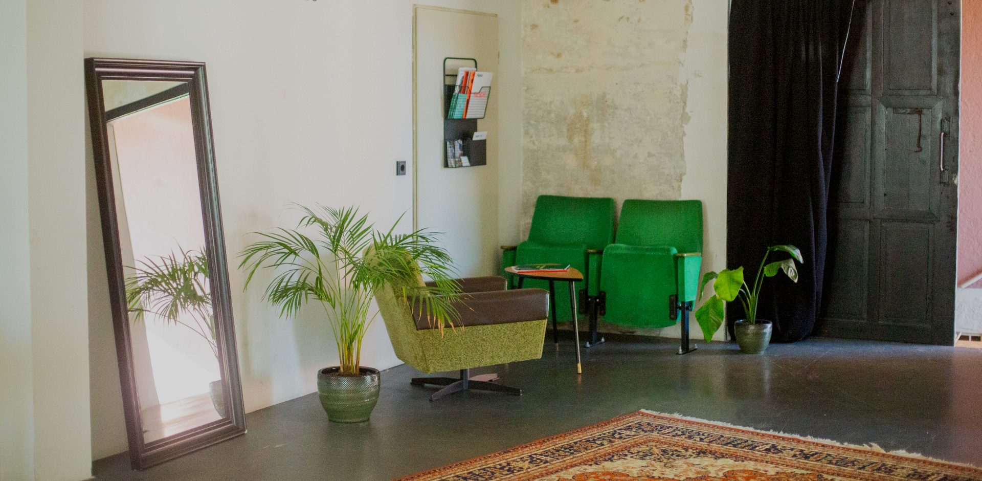Grüne Sessel im Wohnzimmer