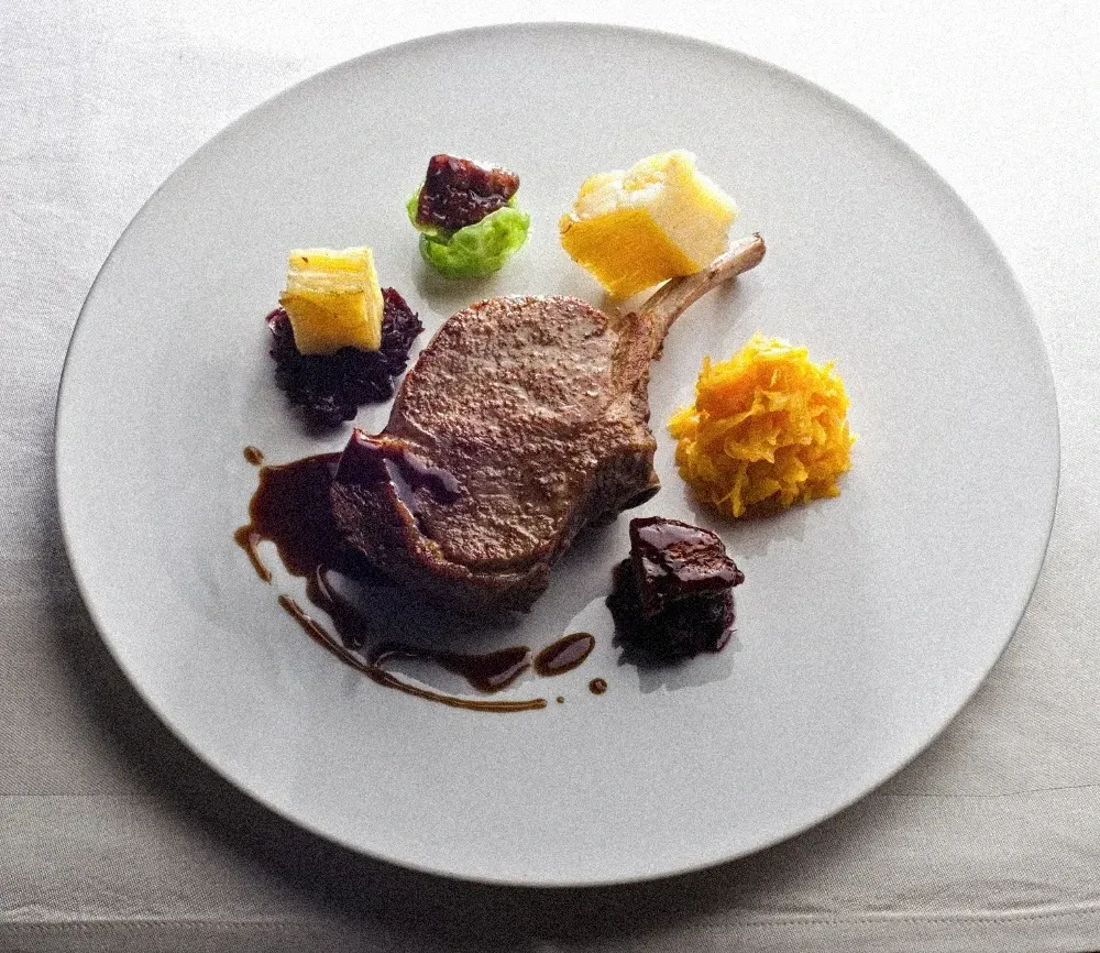 Rote Brigade — angerichteter Fine-Dining-Teller